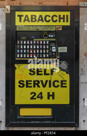 Tabacchi (cigarette) self service distributeur automatique à Venise, Italie. Banque D'Images