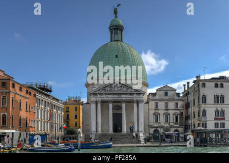 Eglise de San Simeone Piccolo sur le quai du Grand Canal à Venise, Italie Banque D'Images