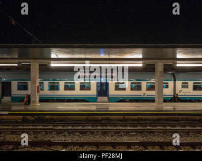 La gare de Venise Sainte-lucie (Stazione di Venezia Santa Lucia) dans la nuit où des trains Trenitalia. Banque D'Images