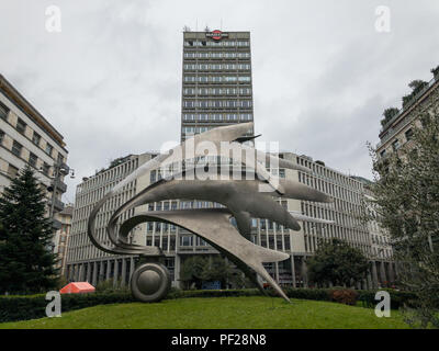 Milan, Italie - 18 mars 2018 : avec l'ancien gratte-ciel de la Piazza Diaz de Milan, construit par Luigi Mattioni en 1956, avec la Terrazza martini Banque D'Images