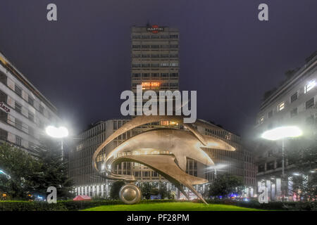 Milan, Italie - 17 mars 2018 : avec l'ancien gratte-ciel de la Piazza Diaz de Milan, construit par Luigi Mattioni en 1956, avec la Terrazza martini Banque D'Images