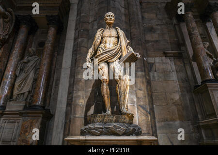 Milan, Italie - 17 mars 2018 : la statue de Saint Barthélémy écorché (porter sa propre peau) dans la cathédrale de Milan, le Duomo di Milano, l'un des plus grands ch Banque D'Images