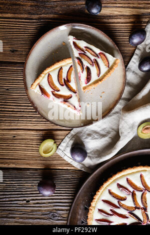 Tarte aux prunes maison remplie de tranches de fromage à la crème et la vanille Banque D'Images