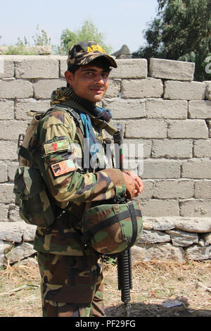 La province de Laghman, Afghanistan - Un soldat de l'Armée nationale afghane à partir de la 201e Corps canadien porte fièrement une casquette armée camouflage est associé au cours d'une patrouille de la protection de la force dans la province de Laghman, 23 septembre 2015. (U.S. Photo de l'armée par le capitaine Jarrod Morris) Banque D'Images