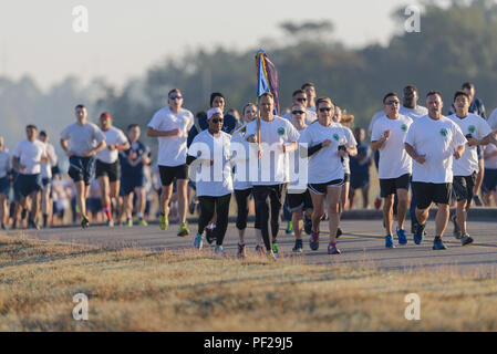 Le colonel Michele Edmondson, 81e Escadre, formation et Chef Master Sgt. Anthony Fisher, 81e Groupe Formation surintendant, participer à une aile color run à la Marina Park le 17 novembre 2016, sur la base aérienne de Keesler, mademoiselle l'exécution a été l'un des nombreux événements organisés tout au long de la semaine du Dragon, qui se concentre sur la résilience et les initiatives d'équipe à la base. (U.S. Air Force photo par André Askew/libérés) Banque D'Images