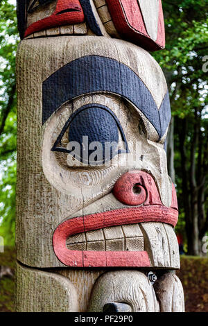 Eracted sur Totem Park, le peninsular Nordnes divisant le port de Bergen, Norvège. Le pôle est un cadeau de l'ville soeur Seattle en 1970, lorsque Bergen c Banque D'Images