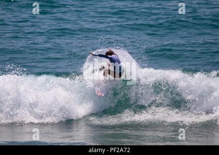 Pauline Ado en compétition dans l'US Open de surf 2018 Banque D'Images