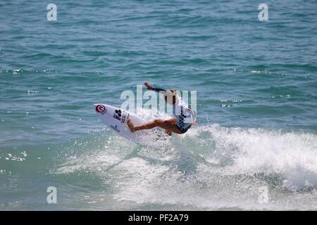 Pauline Ado en compétition dans l'US Open de surf 2018 Banque D'Images