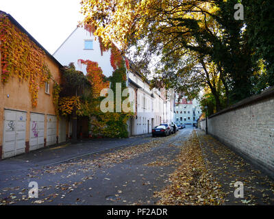 L'automne les feuilles de couleur sur les façades de la ville. La Fuggerei Augsbourg Banque D'Images