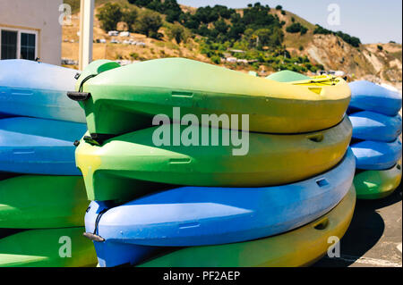 Kayaks colorés reste sur le quai
