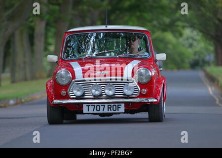 Un classique mini car quitter un salon de voitures à Temple Newsam à Leeds Banque D'Images