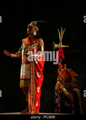 Des acteurs en costumes d'Inca du soleil de la scène fest cérémonie au lancement de l'Inti Raymi Fest à la Huaca Pucllana ruines à Lima. L'événement principal aura lieu en juin prochain 24e. Banque D'Images