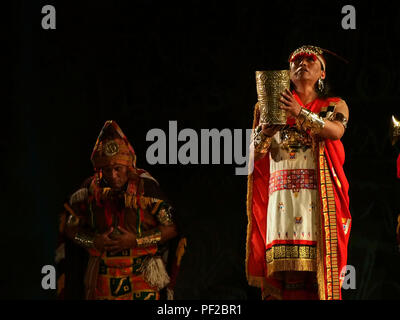 Des acteurs en costumes incas tenant un verre de cérémonie (qero) effectuant le soleil fest cérémonie au lancement de l'Inti Raymi Fest à la Huaca Pucllana ruines à Lima. L'événement principal aura lieu en juin prochain 24e. Banque D'Images