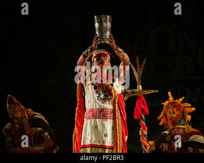 Des acteurs en costumes incas tenant un verre de cérémonie (qero) effectuant le soleil fest cérémonie au lancement de l'Inti Raymi Fest à la Huaca Pucllana ruines à Lima. L'événement principal aura lieu en juin prochain 24e. Banque D'Images