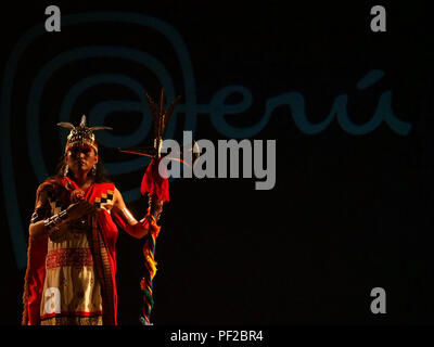 Des acteurs en costumes de l'Inca, avec la marque péruvienne dans l'arrière-plan, l'exécution de la cérémonie sun fest lors du lancement de l'Inti Raymi Fest à la Huaca Pucllana ruines à Lima. L'événement principal aura lieu en juin prochain 24e. Banque D'Images
