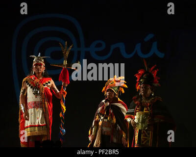 Des acteurs en costumes de l'Inca, avec la marque péruvienne dans l'arrière-plan, l'exécution de la cérémonie sun fest lors du lancement de l'Inti Raymi Fest à la Huaca Pucllana ruines à Lima. L'événement principal aura lieu en juin prochain 24e. Banque D'Images