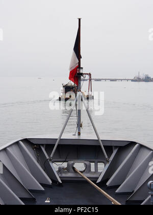 Pont avant et drapeau français de la frégate de surveillance de la Marine Nationale de France Prairial F731. Le navire, un navire de la classe floréal, arrive au port d'El Callao, au Pérou, dans le cadre de son devoir voyage et renforcer les relations avec la Marine péruvienne Banque D'Images