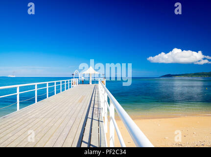 Une vue de la jetée et Angel Fusaki Fusaki Beach sur la côte sud-ouest de l'Île Ishigaki Ishigaki-jima (), la Préfecture d'Okinawa, Japon, Îles Yaeyama. Banque D'Images