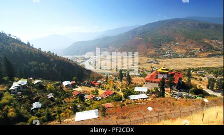 Vue aérienne de Paro Dzong Rinpung Dzong, ou un monastère bouddhiste et forteresse sur la colline au-dessus de la rivière Paro Chu , le Bhoutan. Banque D'Images