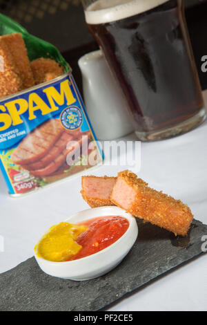 Un pub anglais snack de Spam doigts dans la chapelure, servi dans le spam peut-étain anglais avec la moutarde et le ketchup Banque D'Images