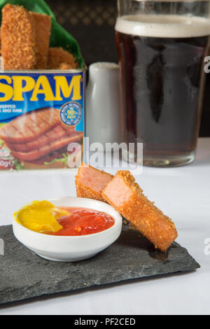 Un pub anglais snack de Spam doigts dans la chapelure, servi dans le spam peut-étain anglais avec la moutarde et le ketchup Banque D'Images