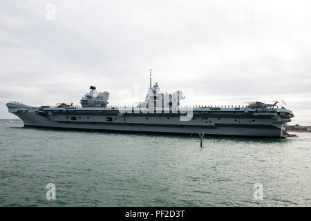 18 août 2018 Portsmouth, Hampshire UK Royal Navy navire amiral HMS Queen Elizabeth quitter Portsmouth pour ses derniers essais en mer Banque D'Images