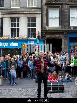 Le puissant Gareth, artiste de rue, Edinburgh Fringe Festival, Royal Mile, Édimbourg, Écosse, Royaume-Uni Banque D'Images