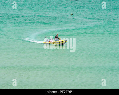 ST Ives, Angleterre - le 19 juin : pilotage d'un bateau de patrouille dans les eaux au large de St Ives, Cornwall. À St Ives, en Angleterre. Le 19 juin 2018. Banque D'Images