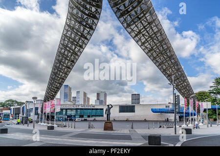 Frank Whittle arch dans Millennium Place Coventry Banque D'Images