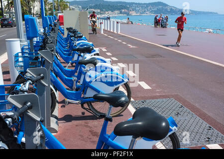 Velo Bleu part en libre-service de vélos station sur la Promenade des Anglais à Nice France Banque D'Images