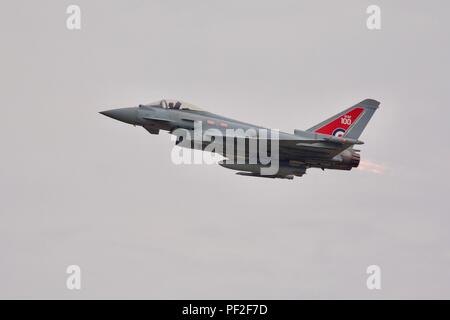 L'Eurofighter Typhoon de la RAF RGF4 avec la RAF100 Logo sur la queue célébrant le centenaire de la Royal Air Force au RIAT 2018 Banque D'Images