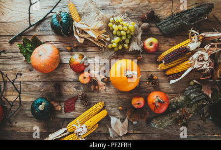 Jour d'action de grâce. Fruits d'automne au-dessus du bois.Thanksgiving automne fond Banque D'Images