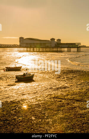 Soleil du matin à marée basse sur une plage déserte et la grande jetée en hiver à Weston-super-Mare, North Somerset, England, UK Banque D'Images