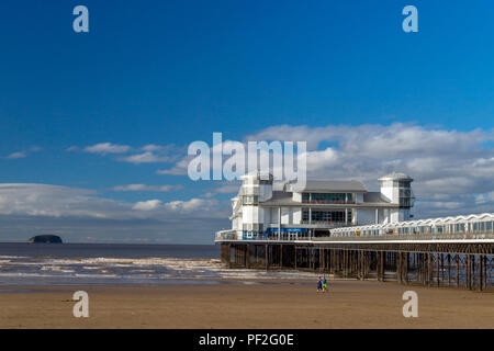 Une plage déserte et Grand Pier à marée basse avec des chênes, au-delà de l'île en hiver à Weston-super-Mare, North Somerset, England, UK Banque D'Images