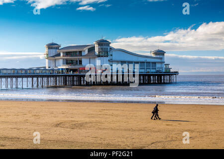 Près d'une plage déserte et Grand Pier à marée basse en hiver à Weston-super-Mare, North Somerset, England, UK Banque D'Images