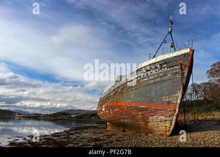 Bateau abandonné sur la plage à Corpach Fort William Banque D'Images