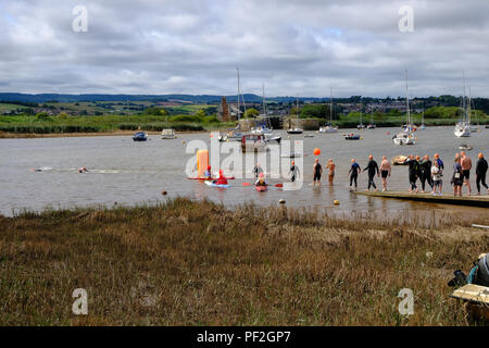 Topsham, Devon, UK. Les nageurs prennent part à l'assemblée annuelle à Topsham Ferry Gazon nager le long de la rivière Exe à Topsham Banque D'Images