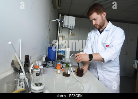 3 juillet 2017 - Santeny, France : Portrait de Kevin Besnard, la personne en charge de produit à l'usine de Alepia Santeny, une banlieue à 30 kilomètres à l'Est de Paris. L'usine a commencé à produire des savons d'Alep traditionnels après les usines de la ville syrienne d'Alep ont été détruits pendant la guerre civile. Reportage dans une fabrique de savons d'Alep, en banlieue parisienne. Le maître savonnier est un Syrien qui a ete obliger de fuir son pays du fait de la guerre civile. *** FRANCE / PAS DE VENTES DE MÉDIAS FRANÇAIS *** Banque D'Images