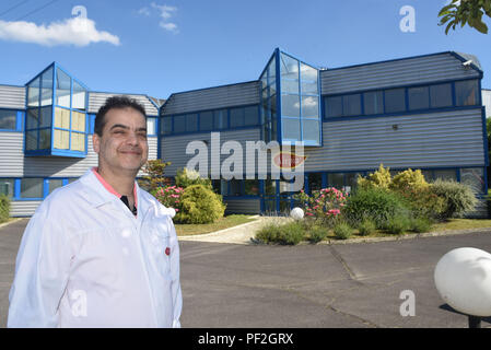 3 juillet 2017 - Santeny, France : Portrait de propriétaire de l'usine Alepia Samir Constantini posant devant son usine à Santeny, une banlieue à 30 kilomètres à l'Est de Paris. L'usine a commencé à produire des savons d'Alep traditionnels après les usines de la ville syrienne d'Alep ont été détruits pendant la guerre civile. Reportage dans une fabrique de savons d'Alep, en banlieue parisienne. Le maître savonnier est un Syrien qui a ete obliger de fuir son pays du fait de la guerre civile. *** FRANCE / PAS DE VENTES DE MÉDIAS FRANÇAIS *** Banque D'Images