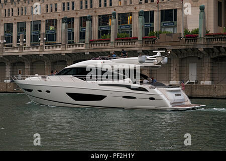 Bateau de luxe sur la rivière Chicago. Banque D'Images