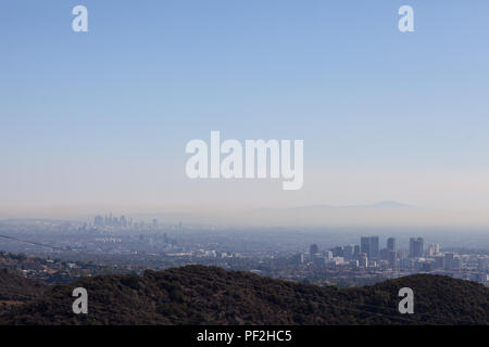 Superbe vue panoramique de Los Angeles, du sentier de randonnée pédestre dans la région de Brentwood Kenter. Donnant sur Los Angeles, Hollywood, le centre-ville de LA. Banque D'Images