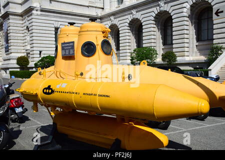 Sous-marin jaune sur le terrain de l'Institut océanographique de Monaci Banque D'Images