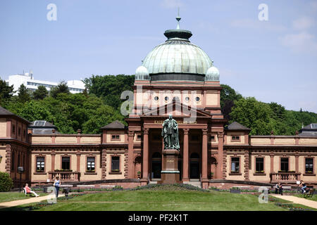 Bad Homburg, Allemagne - le 19 mai 2018 : le Kaiser Wilhelm baignoire avec le monument impérial, un bâtiment historique et dome construction dans les jardins du spa Banque D'Images