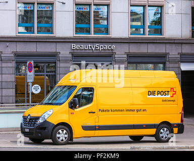 Un van jaune de La Poste Suisse stationné sur Gessnerallee street dans la ville de Zurich, Suisse Banque D'Images