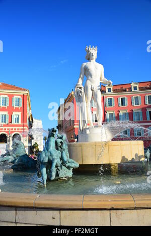 Fontaine avec statue de Apollo dans la Place Masséna de Nice, France Banque D'Images