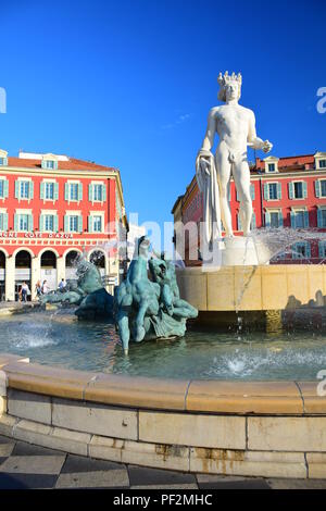 Fontaine avec statue de Apollo dans la Place Masséna de Nice, France Banque D'Images