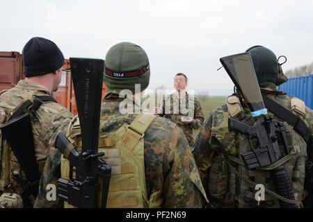 Les forces d'opérations spéciales alliées écouter les explications de l'instructeur de cadets au cours de l'un des exercices pratiques de l'OTAN Les forces d'opérations spéciales (FOS) Coordonnateur des opérations de l'exploitation technique du campus dans le cours sur campus SOF dans la base aérienne de Chièvres Chièvres, Belgique, 26 février 2016. (U.S. Photo de l'armée par Visual Spécialiste de l'information Pascal Demeuldre/libérés)  <i >Image pixélisée d'intimité </i > Banque D'Images