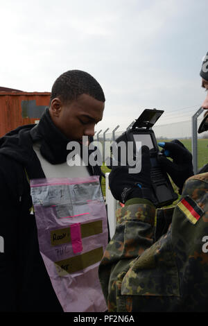 Un commando de la marine allemande, Kampfschwimmer nageur de combat, collecte l'analyse de la rétine d'un au cours d'une des rôliste exercices pratiques de l'OTAN Les forces d'opérations spéciales (FOS) Coordonnateur des opérations de l'exploitation technique du campus dans le cours sur campus SOF dans la base aérienne de Chièvres Chièvres, Belgique, 26 février 2016. (U.S. Photo de l'armée par Visual Spécialiste de l'information Pascal Demeuldre/libérés) Banque D'Images