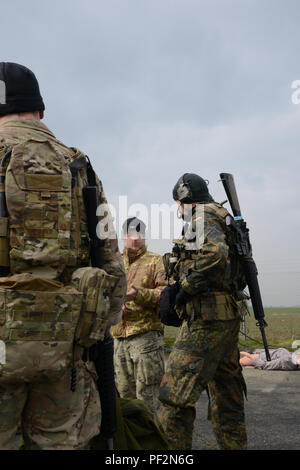 Un commando de la marine allemande, Kampfschwimmer nageur de combat, reçoit les directives de l'instructeur de cadets au cours de l'un des exercices pratiques de l'OTAN Les forces d'opérations spéciales (FOS) Coordonnateur des opérations de l'exploitation technique du campus dans le cours sur campus SOF dans la base aérienne de Chièvres Chièvres, Belgique, 26 février 2016. (U.S. Photo de l'armée par Visual Spécialiste de l'information Pascal Demeuldre/libérés)  <i >Image pixélisée d'intimité </i > Banque D'Images