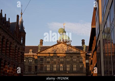 Statue d'Atlas portant le globe ou monde sur ses épaules, dans la lumière au coucher du soleil, au-dessus du Palais Royal d'Amsterdam sur la place du Dam Banque D'Images